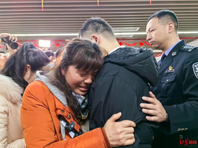 2025新澳门正版免费大全小龙女和女子持械打砸多辆车与女子持械打砸多辆车视频