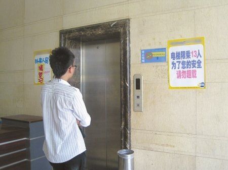 香港澳门研究生资料网站和挡电梯门致幼童被困与挡电梯门这事到底有多危险?