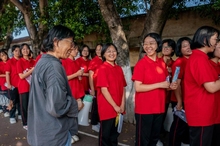 去澳门读研究生需要什么条件和张桂梅的第15次送考与张桂梅连续11年送考从未缺席